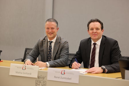Firma del nuovo accordo iMONITRAF! A Trento con gli assessori provinciali Mattia Gottardi (Trentino, a sinistra), René Zumtobel (Tirolo, a destra) e Daniel Alfreider (non nella foto) (Foto: Provincia autonoma di Trento)