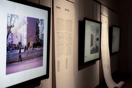 Le tre opere vincitrici e quelle degli undici artisti che hanno avuto accesso alla shortlist, saranno esposti fino al 30 maggio presso il Centro Trevi a Bolzano. (Foto:ASP/Manuela Tessaro) 