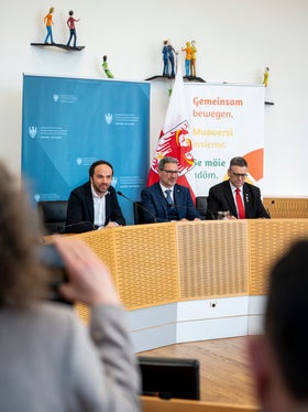 Aufwertung für Ausbildungsstandort Bruneck: bei der Pressekonferenz im Rathaussaal von Bruneck (von links) Landesrat Philipp Achammer, Landeshauptmann Arno Kompatscher, Bezirkspräsident Robert Alexander Steger (Foto: LPA/Fabio Brucculeri)