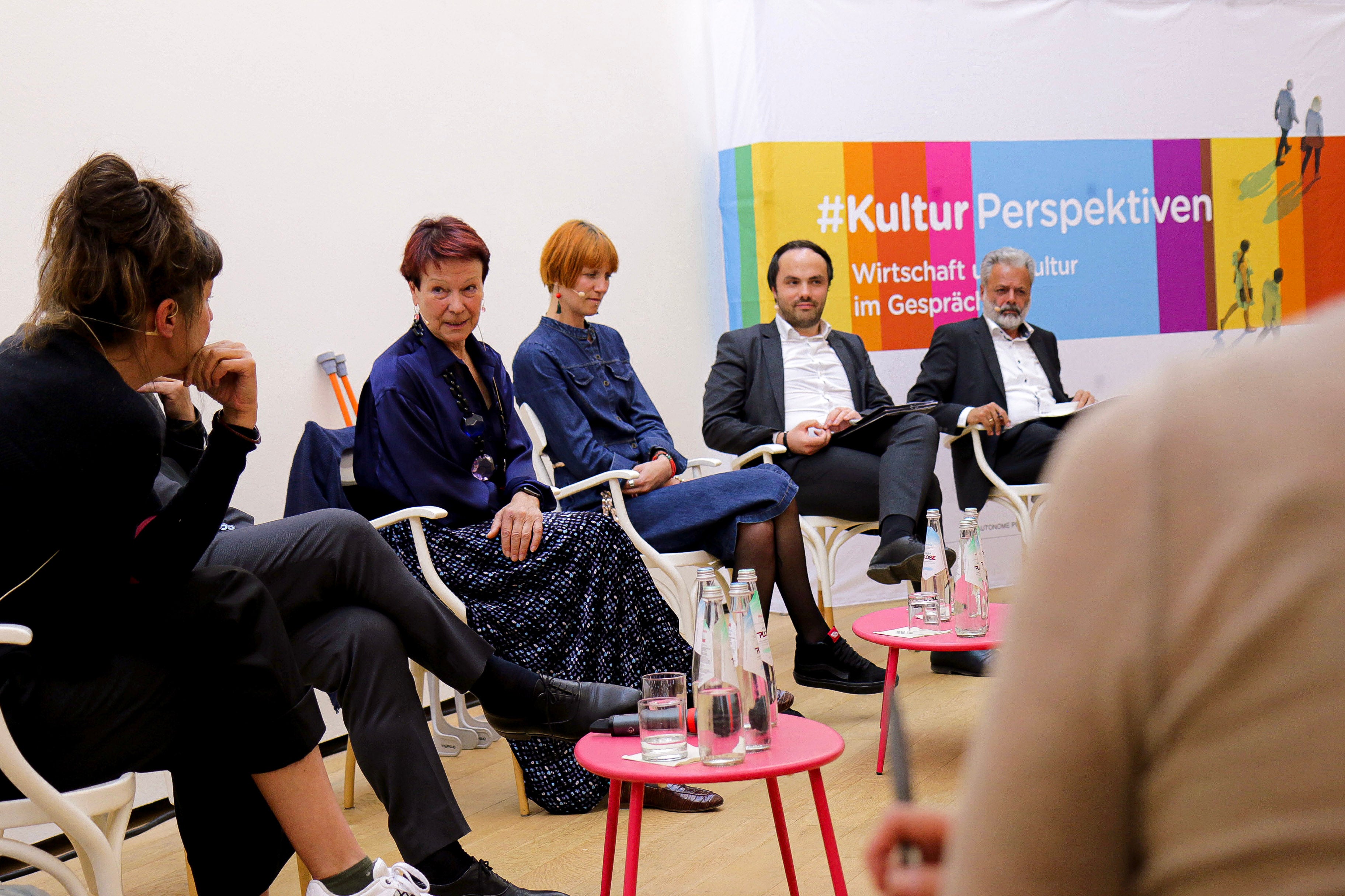 Schauspielerin Eva Kuen im direkten Gespräch mit Unternehmerin Maria Niederstätte sowie Unternehmerin Daniela Niederstätter, Landesrat Philipp Achammer und Harald Pechlander, der den Diskussionsabend in Bozen moderierte. (Foto: LPA/Peter Natter)