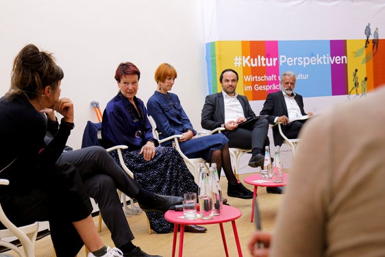 Schauspielerin Eva Kuen im direkten Gespräch mit Unternehmerin Maria Niederstätte sowie Unternehmerin Daniela Niederstätter, Landesrat Philipp Achammer und Harald Pechlander, der den Diskussionsabend in Bozen moderierte. (Foto: LPA/Peter Natter)