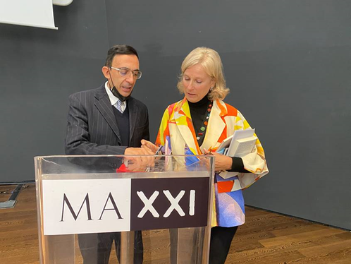 Il momento della firma tra il Direttore del Dipartimento cultura italiana della Provincia Antonio Lampis e la presidente del Maxxi Giovanna Melandri (Foto ASP)