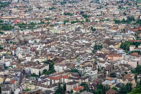Bolzano è uno dei 21 Comuni altoatesini con carenza di alloggi (Foto: Unsplash)