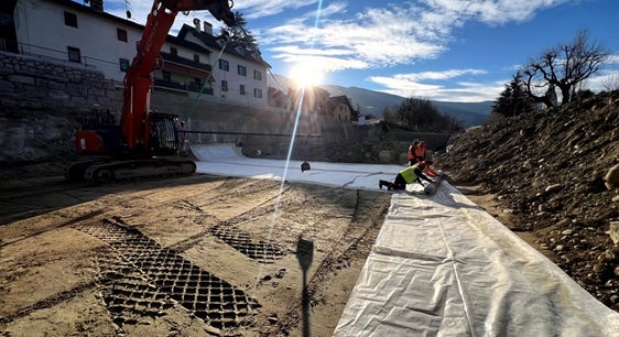 Bei der Absenkung der Bachsohle im Flussbett nahe der Acquarena kommen sehr innovative, biologisch abbaubare Bentonitmatten zum Einsatz, die das Flussbett abdichten. (Foto: LPA)