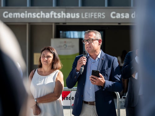 Für die Menschen in und um Leifers ist das Gemeinschaftshaus leicht erreichbar und auch in der Nähe des Seniorenheims, sagte Hochbaulandesrat Christian Bianchi und verwies darauf, dass das Gebäude in nur drei Jahren verwirklicht wurde. (Foto: LPA/Fabio Brucculeri)