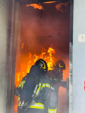 Brandbekämpfung: Die 13 neuen Berufsfeuerwehrmänner und die Berufsfeuerwehrfrau werden nun nach ihrer Ausbildung (im Bild) ihren Dienst antreten. (Foto: LPA/Berufsfeuerwehr Bozen)
