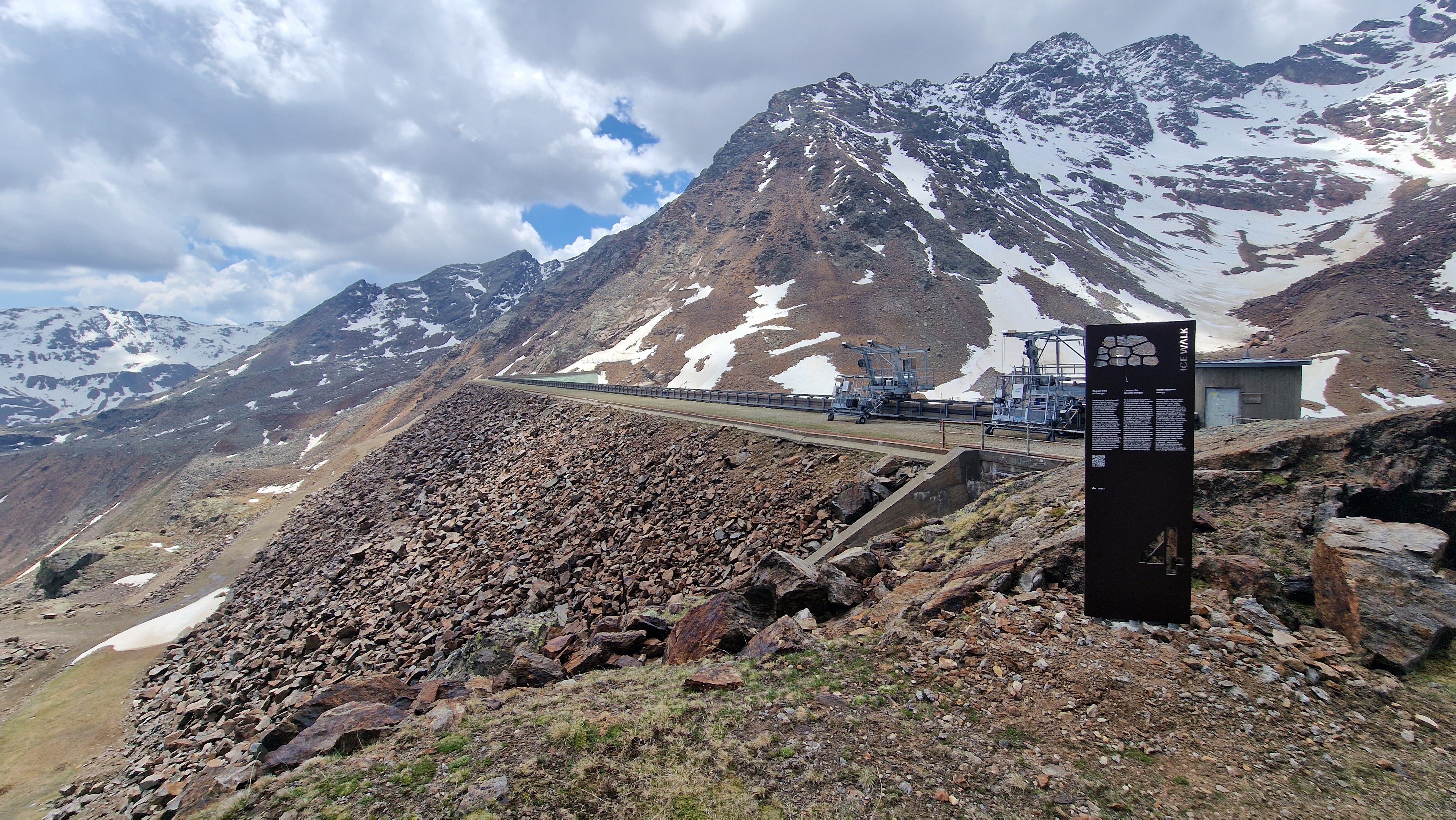 L’inaugurazione del sentiero didattico Ice Walk a Fontana Bianca in Val d’Ultimo si terrà sabato, 25 luglio,
alle ore 11, a Fontana Bianca, all’imbocco della Val d’Ultimo (Foto: USP/Ufficio Idrologia e dighe)