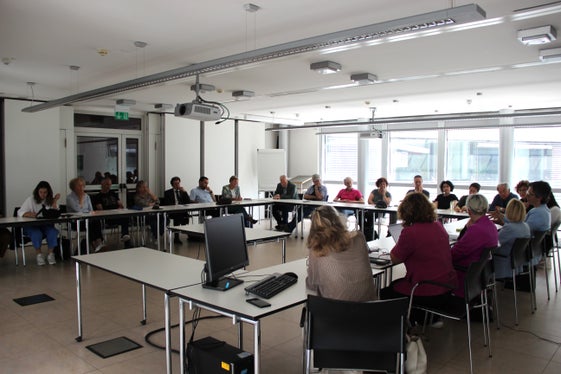 Mehr als 20 Vertreterinnen und Vertreter der Plattform, die im Herbst 2023 eine gemeinsame Petition zur Enttabuisierung und Aufarbeitung von sexuellem Missbrauch überreicht haben, haben sich vor Kurzem mit Landesrätin Rosmarie Pamer getroffen. (Foto: LPA/Simone Treibenreif)