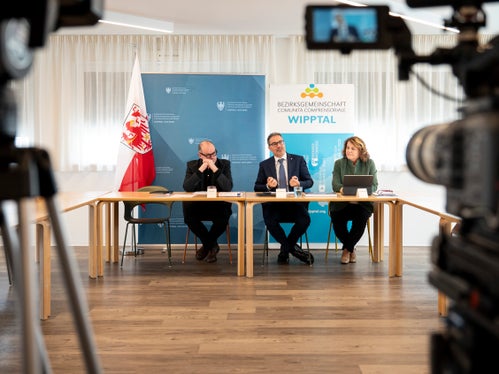 Scambio riuscito: il presidente della Giunta provinciale Arno Kompatscher (al centro) con l'assessora provinciale Rosmarie Pamer e il presidente della Comunità comprensoriale Alta Valle Isa Martin Alber hanno presentato i temi dell'incontro nel corso di una conferenza stampa. (Foto: USP/Fabio Brucculeri)