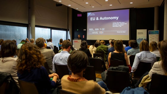 Il convegno sull'UE e le Autonomie tenutosi oggi all'Eurac in occasione della Giornata dell'Europa ha registrato una buona partecipazione. (Foto: ASP/Fabio Brucculeri)