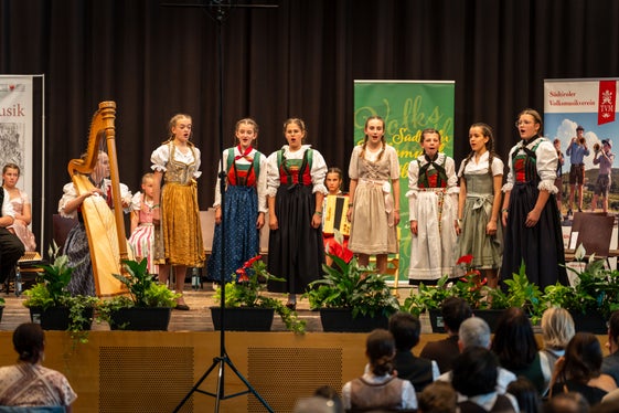 Le giovani cantanti del gruppo Nos ladines hanno eseguito ancora una volta la canzone Fora y sön chi crëp di Alfred Mutschlechner davanti al pubblico. (Foto: USP/Direzione provinciale Scuola musicale tedesca e ladina/Thomas Wallnöfer)