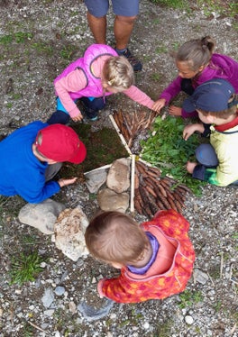 Le escursioni guidate per famiglie si svolgono per la terza volta nei parchi naturali dell'Alto Adige. (Foto: Ufficio Natura /Andrea Leitner)