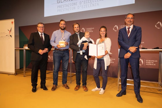 LH Platter (l.) und LH Kompatscher (r.) mit Andreas Winterle (Bildmitte mit Kind) und Team vom grenzüberschreitenden Projekt Kaleidio (Foto: Land Tirol/Sedlak)