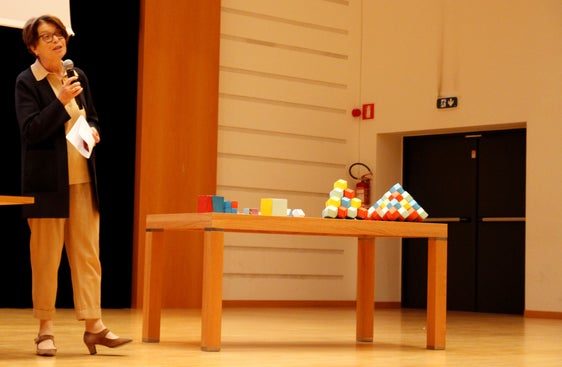 Verdorfer (Direktorin der pädagogischen Abteilung) beim Tag der Mathematik am 8. April (Foto: LPA/Deutsche Bildungsdirektion) 