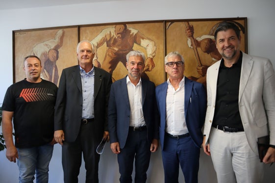 I due rappresentanti dei gestori di campeggi con il presidente Thomas Rinner, l'assessore provinciale al Turismo Arnold Schuler, il presidente del Consorzio dei Comuni, Andreas Schatzer, e il consigliere provinciale Helmut Tauber durante l'incontro odierno (Foto: ASP/Noemi Prinoth)
