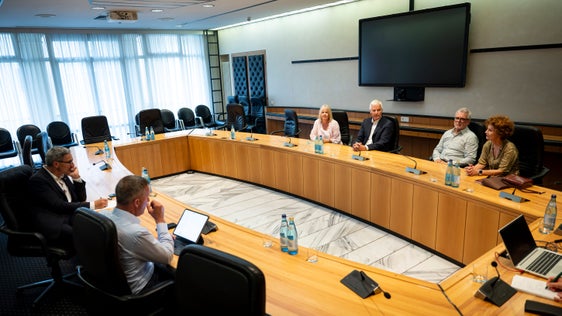 Im Sitzungssaal der Landesregierung empfingen Landeshauptmann Arno Kompatscher (von hinten links) und Landesrat Luis Walcher den Vorstand des Verbandes der Fremdenführer und Reiseleiter Südtirols (am Tisch gegenüber von links): die die scheidende Präsidentin Petra Überbacher, Präsident Markus Perwanger, die Vorstandsmitglieder Stefan Demetz und Maria Gall Prader. (Foto: LPA/Fabio Brucculeri)