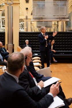 Walter Obwexer, direttore scientifico del convegno 50 anni del Secondo Statuto di Autonomia, ha introdotto il ricco programma del convegno. (Foto: ASP/Claudia Corrent)