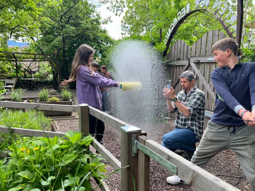 Jugendkulturprogramm 2023/24: Bei Film- und Foto-Workshops erhielten die Teilnehmenden praktische Tipps, wie Porträts besser zum Ausdruck kommen und wie Bewegung Bilder spannend macht sowie neue Perspektiven beim Filmen, hier im Jump Eppan. Foto: LPA/Landesamt für Jugendarbeit)