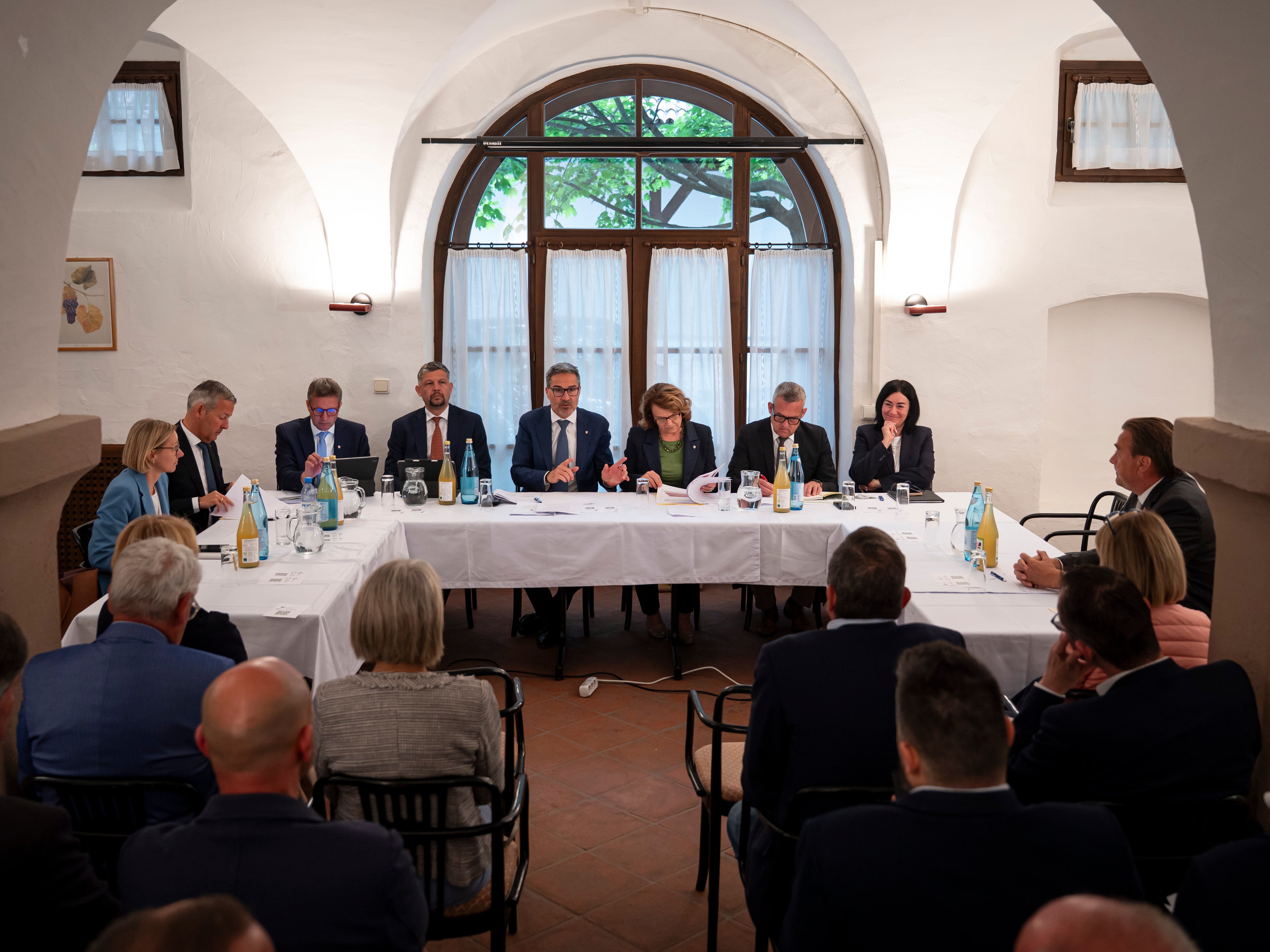 Zur&nbsp;Halbzeit&nbsp;der Legislaturperiode 2024-2028&nbsp;trifft sich die&nbsp;Landesregierung&nbsp;bei&nbsp;Sondersitzungen&nbsp;in den&nbsp;Bezirken&nbsp;mit den Präsidentinnen und Präsidenten der Bezirksgemeinschaften sowie den Bürgermeisterinnen und Bürgermeistern. Das vierte Treffen fand am 5. Mai in der Fachoberschule für Landwirtschaft Auer mit dem Präsidenten der Bezirksgemeinschaft Überetsch Unterland, Hansjörg Zelger,&nbsp;und den Bürgermeisterinnen und Bürgermeistern des Bezirks statt. (Foto: LPA/Fabio Brucculeri)