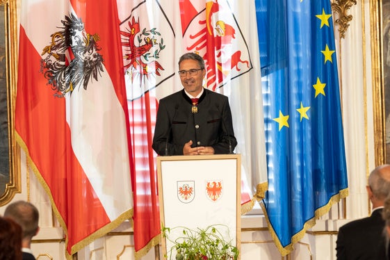 Il presidente della Provincia autonoma di Bolzano Arno Kompatscher: Abbiamo bisogno di un ritorno ai valori comuni. L'esempio di persone che hanno lavorato per la comunità è preziosi in questo senso. (Foto: Land Tirol/die Fotografen)