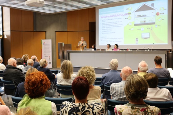 I relatori e le relatrici provenienti dal mondo della scienza, dei servizi sociali, dell’assistenza sanitaria e della ricerca hanno illustrato gli attuali sviluppi nel settore digitale, nei dispositivi di assistenza e nella robotica, con l’obiettivo di rendere la vita a casa e nelle strutture più autonoma, personalizzata e sicura. (Foto: USP/Katharina Fleischmann)
