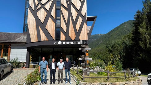 Besuch im Nationalparkhaus culturamartell (von links): Gemeindereferent Roland Schwienbacher, Landesrat Peter Brunner, Martells Bürgermeister Georg Altstätter und Hanspeter Gunsch, Direktor des Landesamtes für den Nationalpark Stilfserjoch. (Foto: LPA/Thomas Bodner)