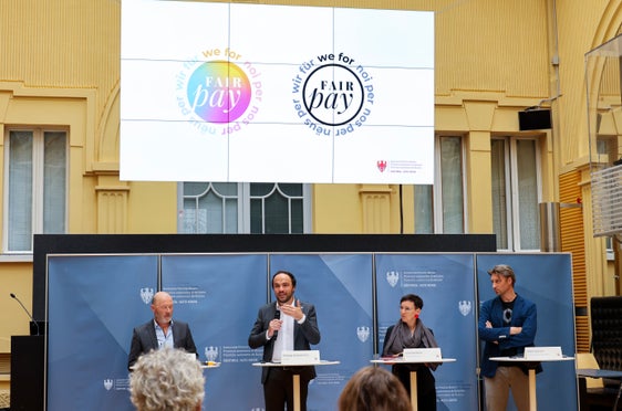 Ein gemeinsames Logo für alle Partner, die sich am Fairness-Prozess beteiligen, wurde am 22. September in Bozen von Volker Klotz (von links), Direktor der Abteilung Deutsche Kultur, Landesrat Philipp Achammer, SAAV-Geschäftsführerin Joanna Voss und PERFAS-Vorsitzender Peter Schorn vorgestellt. (Foto: LPA/Clara Masiero)