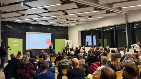 Zahlreiche Interessierte informierten sich am 6. Oktober im NOBIS in Bruneck über konkrete Klimaschutzmaßnahmen und die Umsetzung des Klimaplans Südtirol 2040. Darin hat sich Südtirol das ehrgeizige Ziel gesetzt, bis zum Jahr 2040 netto-klimaneutral zu sein“, erklärte Landesrat Peter Brunner. (Foto: LPA/Thomas Bodner)