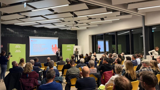 Zahlreiche Interessierte informierten sich am 6. Oktober im NOBIS in Bruneck über konkrete Klimaschutzmaßnahmen und die Umsetzung des Klimaplans Südtirol 2040. "Darin hat sich Südtirol das ehrgeizige Ziel gesetzt, bis zum Jahr 2040 netto-klimaneutral zu sein“, erklärte Landesrat Peter Brunner. (Foto: LPA/Thomas Bodner)