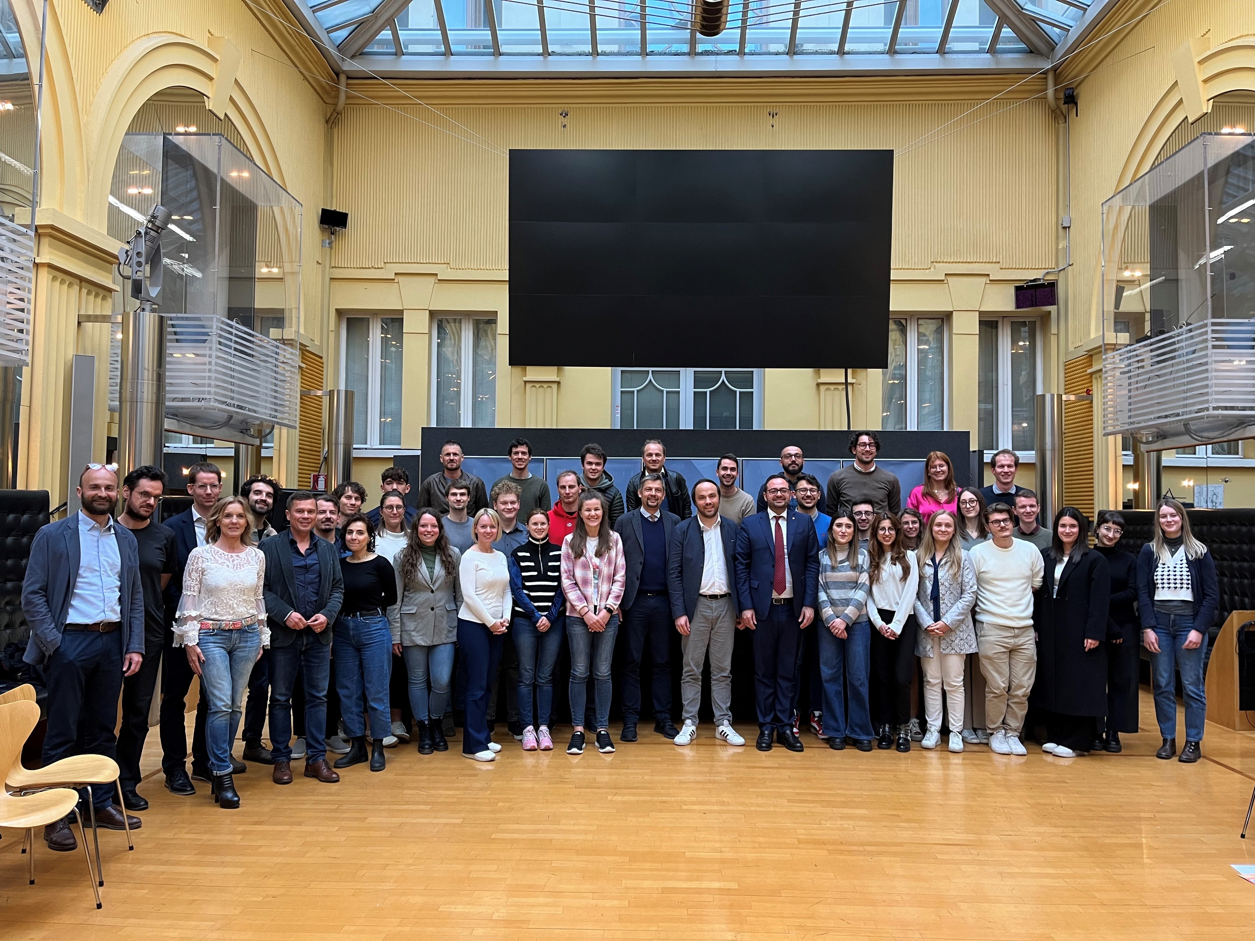 I trëi Cunsëies provinziei nueves di Jëuni fej ora deberieda l Cunsëi provinziel di Jëuni de duta trëi la grupes de rujeneda, che à nsëira scumencià cun si lëur sun plaza dedite dl Palais Widmann a Bulsan. Tamez da man ciancia i trëi assessëures provinziei cumpetënc Daniel Alfreider, Philipp Achammer y Marco Galateo. (Foto USP/Nicole Abler)