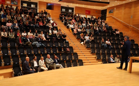 Bei einer Konferenz in Bozen haben sich die Schulsekretärinnen und Schulsekretäre aller drei Sprachgruppen unter der Leitung von Bildungsdirektor Gustav Tschenett (auf der Bühne rechts) über ihre Arbeit, Projekte und Entwicklungen ausgetauscht. Vertragliche Aufwertung und praktische Hilfen sollen laut Personalressortchef Günther Burger, Bildungslandesrat Philipp Achammer. Personallandesrätin Magdalena Amhof (vorne, erste Reihe von links) die Arbeit aufwerten. (Foto: LPA/Karin Leiter)