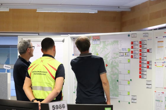 Il presidente Kompatscher (a sinistra nella foto) al Centro Situazioni provinciale. (Foto: USP/Maja Clara)