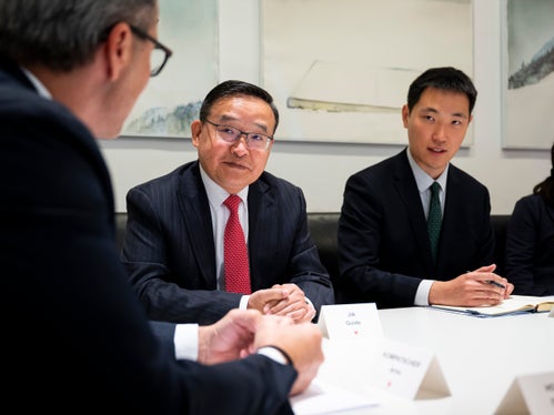 Tra Kompatscher (di spalle) e l'ambasciatore Jia Guide, affiancato dal segretario Wu Yize, un fruttuoso confronto sugli ottimi rapporti bilaterali esistenti tra Italia e Cina e sulla possibile cooperazione tra l’economia locale e quella della Repubblica Popolare Cinese. (Foto: USP/Fabio Brucculeri)