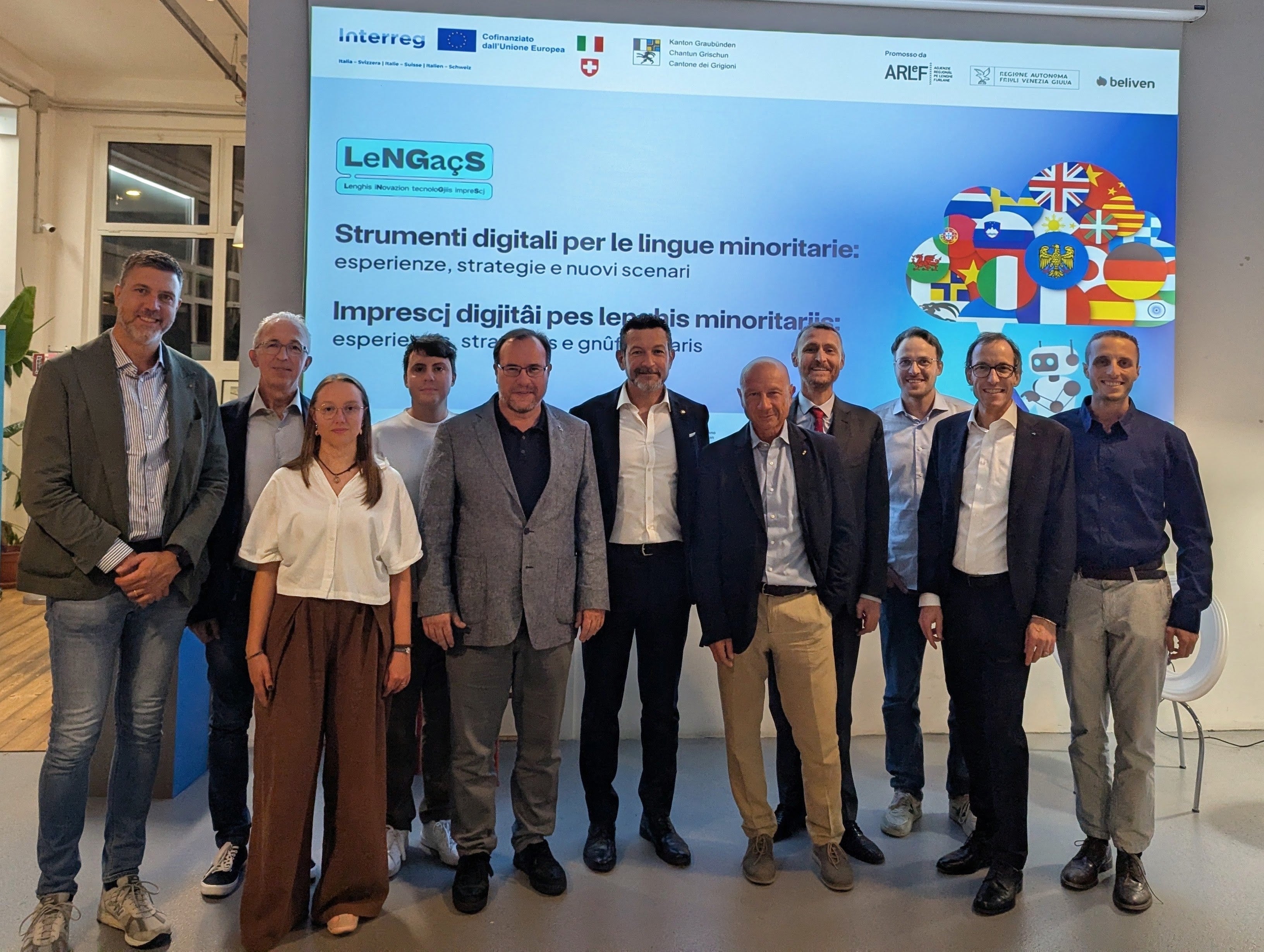 L’equipe d’organizzazione e i relatori del convegno: insieme per dare utilità alle lingue retoromanze nello spazio digitale. Da sinistra: i project manager Francesco Contin e Federico Grione, Sara Menazzi (ARLeF), il partner tecnologico Andrea Virgilio, William Cisilino (direttore di ARLeF), Eros Cisilino (presidente di ARLeF), Marco Giacomello (società In-House INSIEL), il direttore di Ripartizione Mathias Stuflesser, Samuel Frontull (Università di Innsbruck), il segretario generale Andreas Gabriel (Lia Rumantscha), Robert Sama (DIGI-RLF). (Foto: Direzione Istruzione, Formazione e Cultura ladina)
