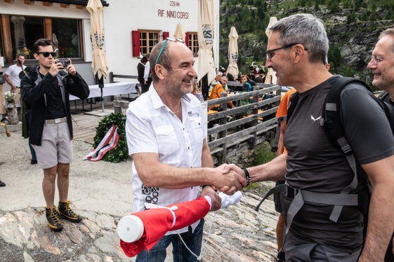Il gestore del rifugio Uli Müller ha ricevuto la bandiera del rifugio dal presidente della Provincia, Arno Kompatscher (Foto: ASP/Ivo Corrá)