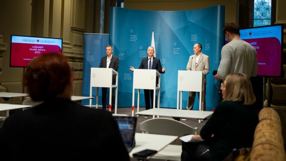I dati misurati nel 2023 sono stati al centro della conferenza stampa sulla qualità dell'aria con l'assessore provinciale Peter Brunner (al centro) e i direttori degli uffici competenti Georg Pichler (a sinistra) e Luca Verdi (a destra). (Foto: ASP/Fabio Brucculeri)