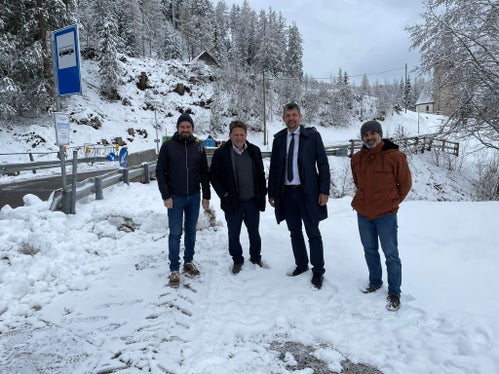 Vizebürgermeister Alexander Dariz, Bürgermeister Christian Gartner, Landesrat Daniel Alfreider und der Amtsdirektor des Straßendiensts Pustertal, Götz Florian Rufinatscha, beim Lokalaugenschein an der Brücke auf der Landesstraße in Gais. (Foto: LPA/Klaus Gamberoni)
