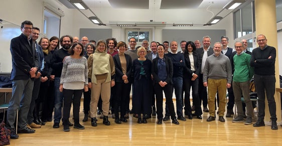 Foto di gruppo con i partecipanti al corso di formazione insieme al Direttore generale della Provincia Alexander Steiner (nella foto il sesto da destra) e il direttore dell'Ufficio Sviluppo personale Günter Sölva (nella foto il primo a sinistra). (Foto: ASP)