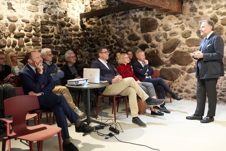 Markus Warasin (stehend) diskutierte Im Keller des Waaghauses, Sitz der Euregio Tirol-Südtirol-Trentino in Bozen, mit dem Publikum Zukunftsfragen zur Europäischen Union. (Foto: Euregio/Armin Gluderer)