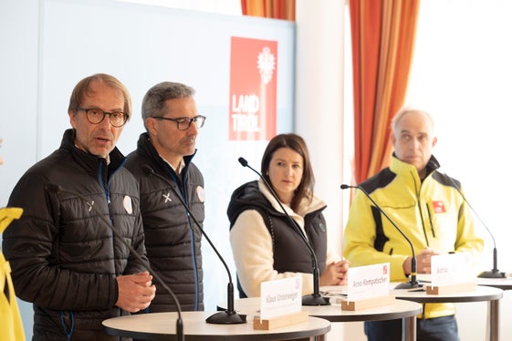 Pressekonferenz zur Eurex.24 in Steinach am Brenner mit (von links) dem Direktor der Agentur für Bevölkerungsschutz Klaus Unterweger, Landeshauptmann und Bevölkerungsschutzlandesrat Arno Kompatscher, Tirols Zivil- und Katastrophenschutzlandesrätin Astrid Mair, dem Leiter des Tiroler Zentrums für Krisen- und Katastrophenmanagement Elmar Rizzoli (Foto: Land Tirol/Die Fotografen)