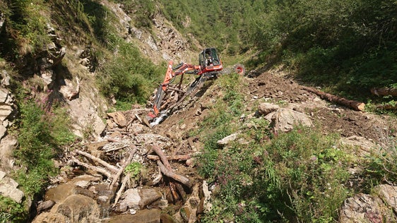 Lo staff coordinato dal caposquadra Stefan Kobald è stato impegnato a rimuovere materiale detritico dal letto del torrente Monfert (Foto: Agenzia per la protezione civile/Ufficio provinciale sistemazione bacini montani ovest/Martin Eschgfäller)