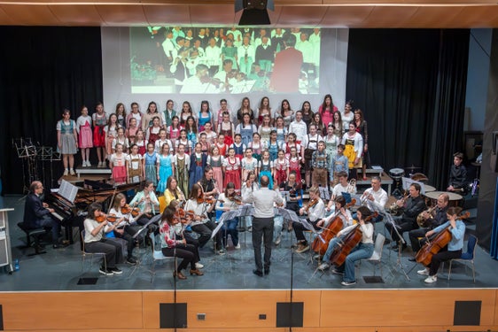 I 50 anni della Scuola di musica Val Badia: coro e orchestra della scuola sotto la direzione di Bruno Rives (Foto: USP/Direzione provinciale Scuola musicale tedesca e ladina/Freddy Planinschek)