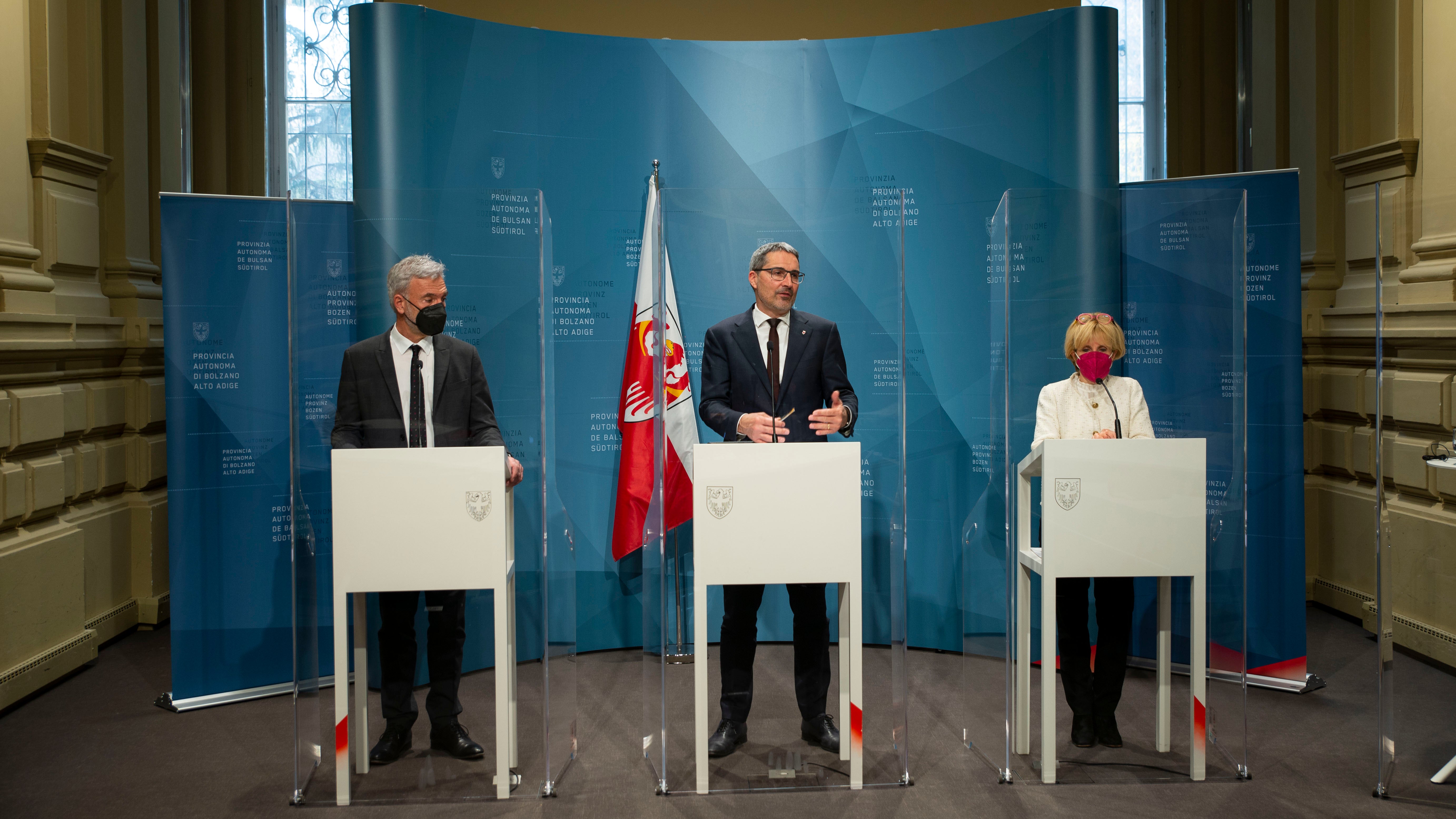 Landeshauptmann Kompatscher und die Landesräte Deeg und Schuler haben heute die Unterstützungsmaßnahmen für die Flüchtlinge aus der Ukraine vorgestellt. (Foto: LPA/Fabio Brucculeri)