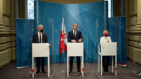 Conferenza stampa odierna (8 marzo 2022). Da sin. Assessore Arnold Schuler, presidente Arno Kompatscher ed assessora Waltraud Deeg (Foto: ASP/Fabio Brucculeri)