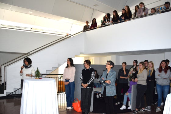 Erasmus+ geht in die zweite Runde: Erasmus + Ötzi und Neandertaler (von links): Christine Holzner, Schulleiterin der Fachschule Tisens; Tanja Rastner, Pädagogische Abteilung – Bildungsdirektion; Gertrud Verdorfer, Mitinitiatorin des Projekts als Leiterin der Pädagogischen Abteilung; Projektleiterin Christine Gutgsell mit Fachschülerinnen und Lehrpersonen (Foto: LPA/Fachschule Tisens)
