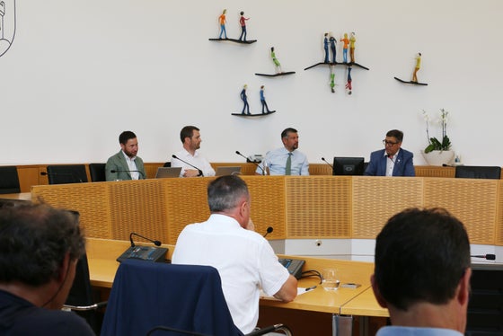 I rappresentanti della Provincia, della Comunità comprensoriale e del Comune intendono collaborare per ottimizzare le misure di mobilità durante la costruzione del passante di Riggertal e la chiusura della ferrovia. Mirko Waldner, direttore d'Ufficio, Martin Vallazza, direttore di Dipartimento, Daniel Alfreider, assessore provinciale, e Robert Alexander Steger, della Comunità comprensoriale (da sinistra a destra), hanno discusso con i rappresentanti dei Comuni i piani che la Provincia sta attuando durante la chiusura della ferrovia RFI. (Foto: ASP/Ingo Dejaco)