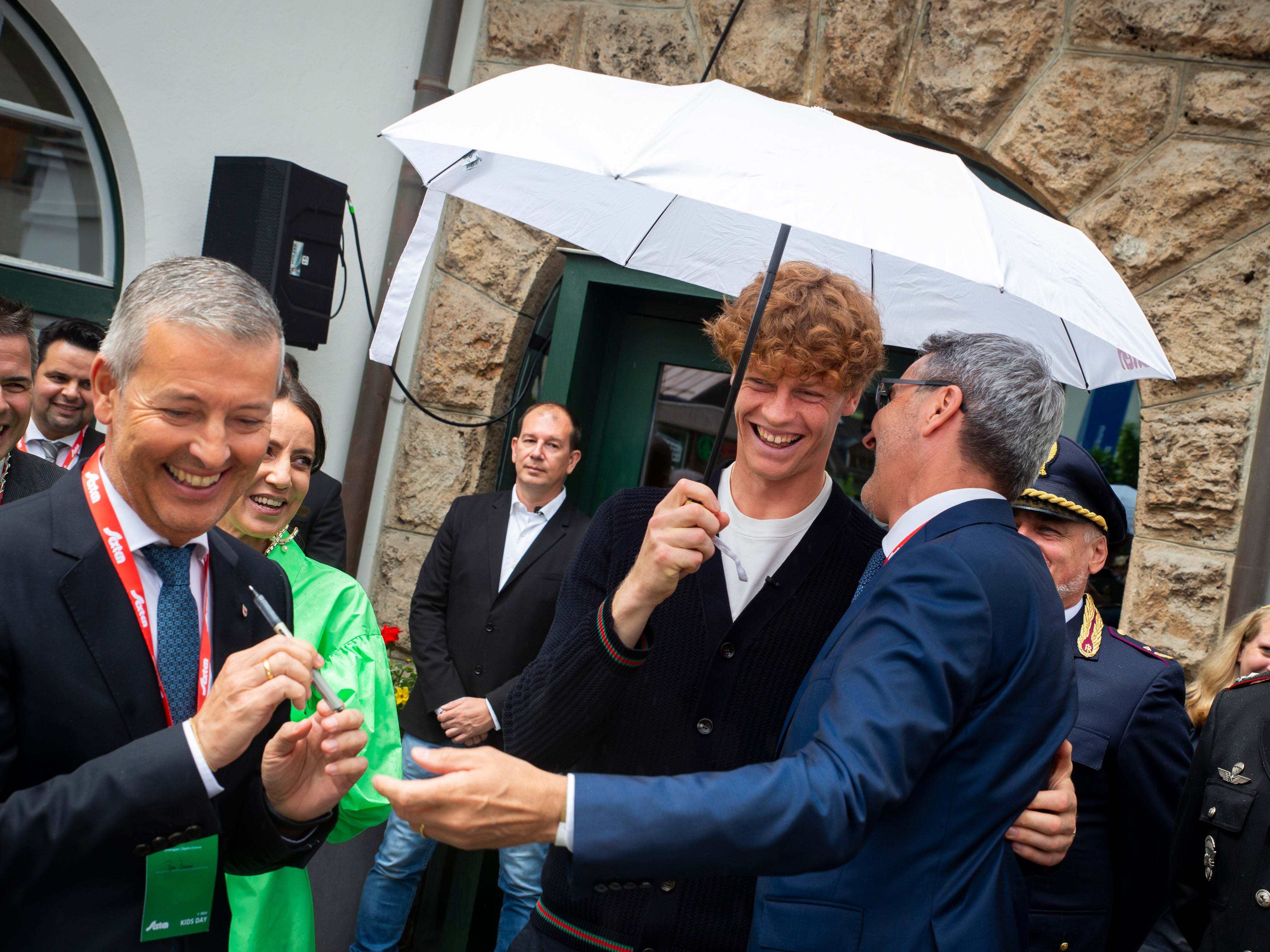 L'assessore Peter Brunner (nella foto a sinistra) e il presidente Arno Kompatscher insieme a Jannik Sinner. Dietro a una vetrina, unica, come le Olimpiadi, bisogna ricordare il lavoro che queste ragazze e ragazzi hanno fatto, anche grazie al forte e lodevole impegno messo in campo dalle associazioni, dalle famiglie e dalle società sportive presenti su tutto il territorio provinciale, sottolineato l'assessore provinciale allo sport. (Foto: ASP/Fabio Brucculeri)