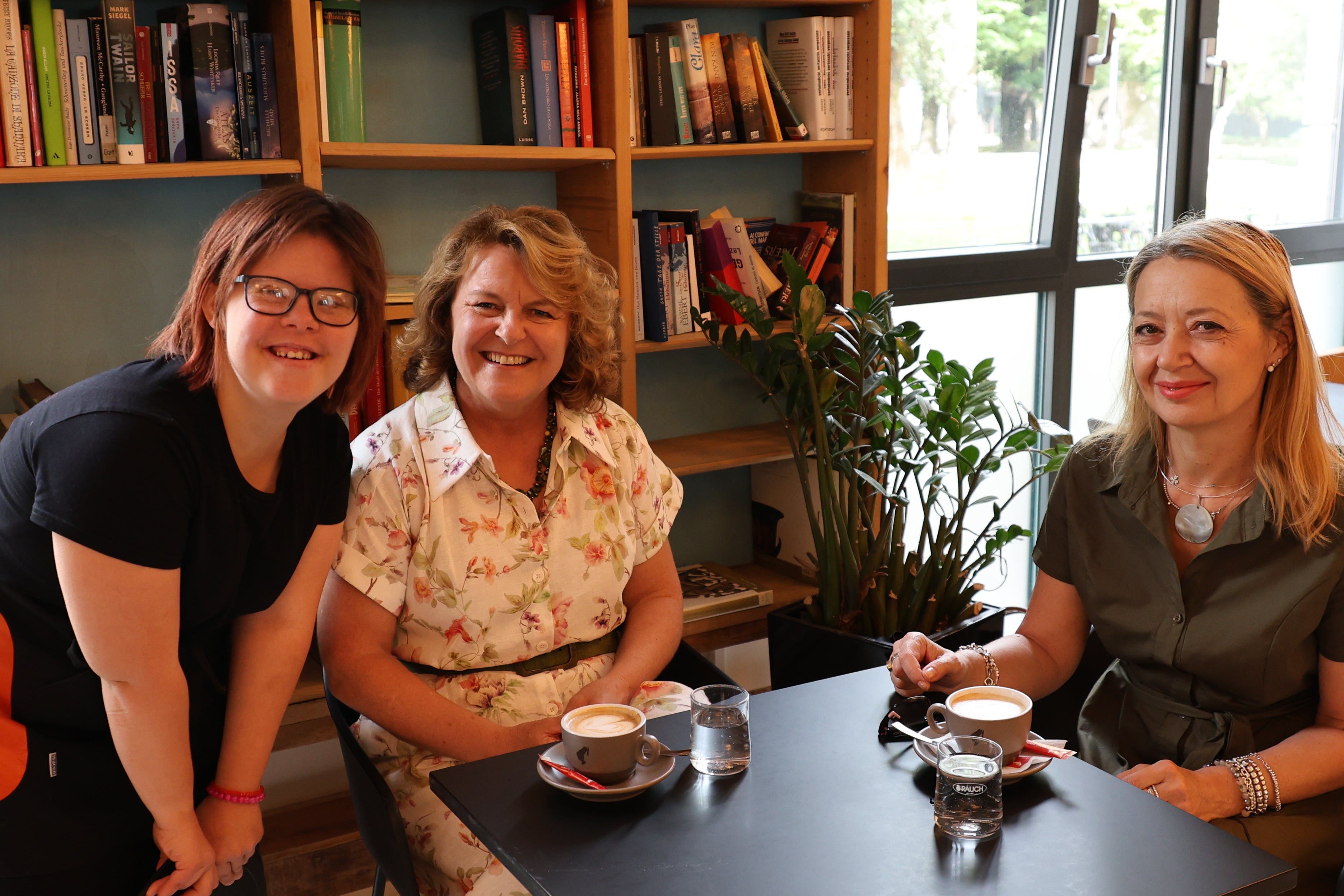 Katharina Tutzer mit Landesrätin Rosmarie Pamer und Amtsdirektorin Manuela Paulmichl. (Foto: LPA/Katharina Fleischmann)