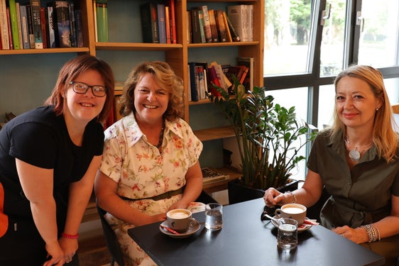 Katharina Tutzer mit Landesrätin Rosmarie Pamer und Amtsdirektorin Manuela Paulmichl. (Foto: LPA/Katharina Fleischmann)