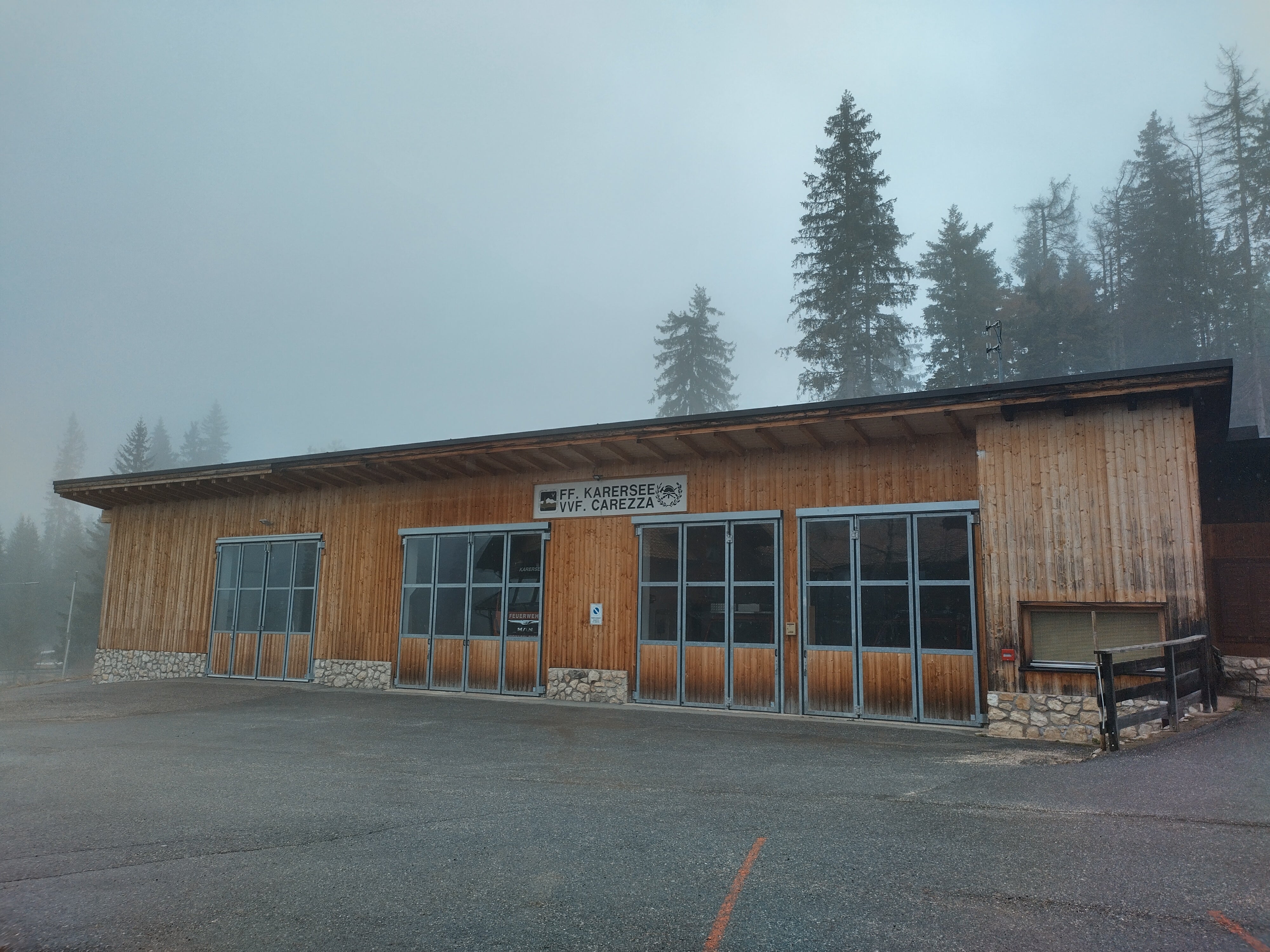 Nach der Zustimmung der Landesregierung wird die Feuerwehrhalle Karersee (im Bild) samt Grundfläche unentgeltlich an die Gemeinde Welschnofen übertragen. (Foto: LPA/Agentur Landesdomäne)